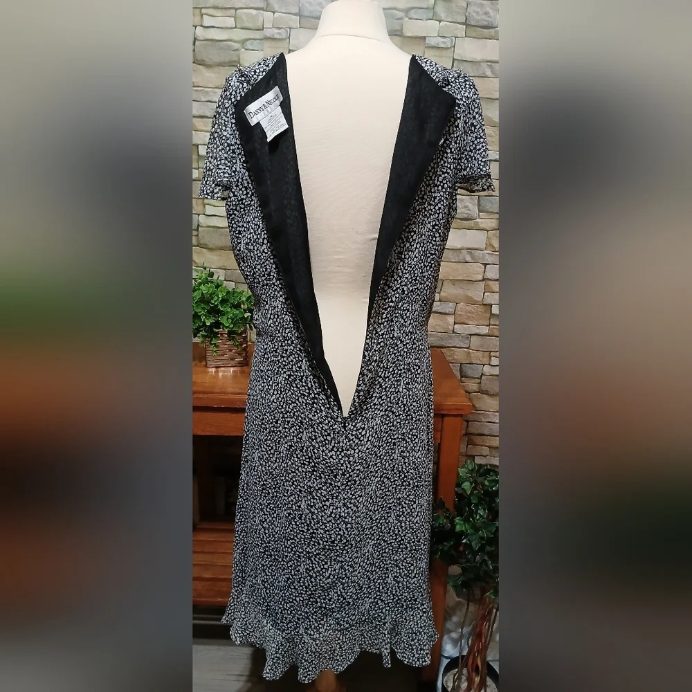 Danny & Nicole‎ Black and White Dress Size 14 - Picture 3 of 5